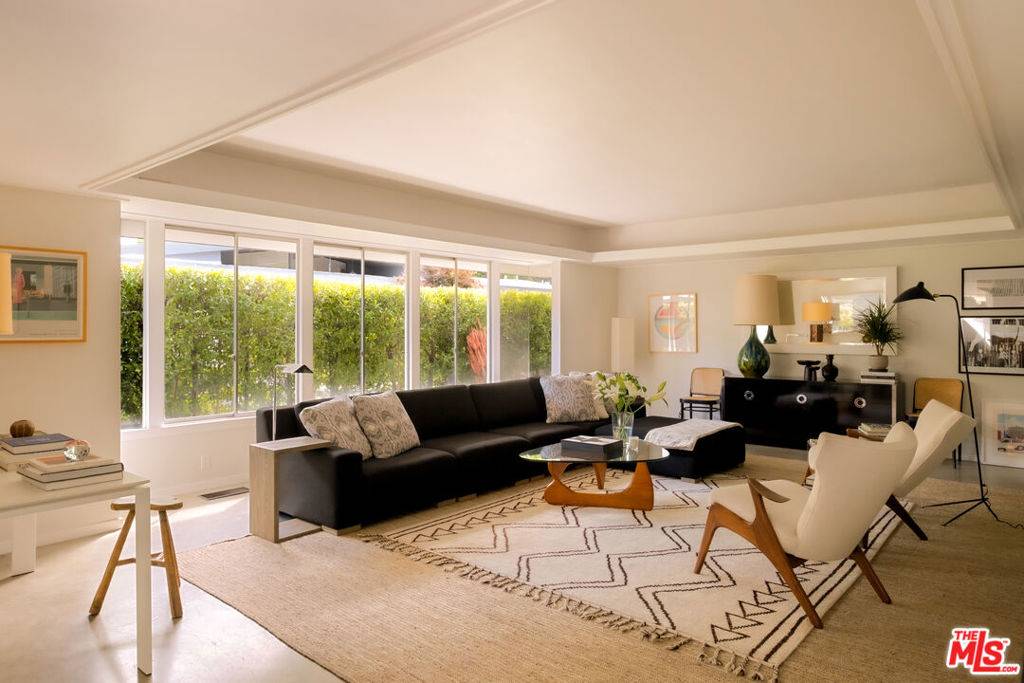Los Angeles, CA 90068,2246 Chelan PL