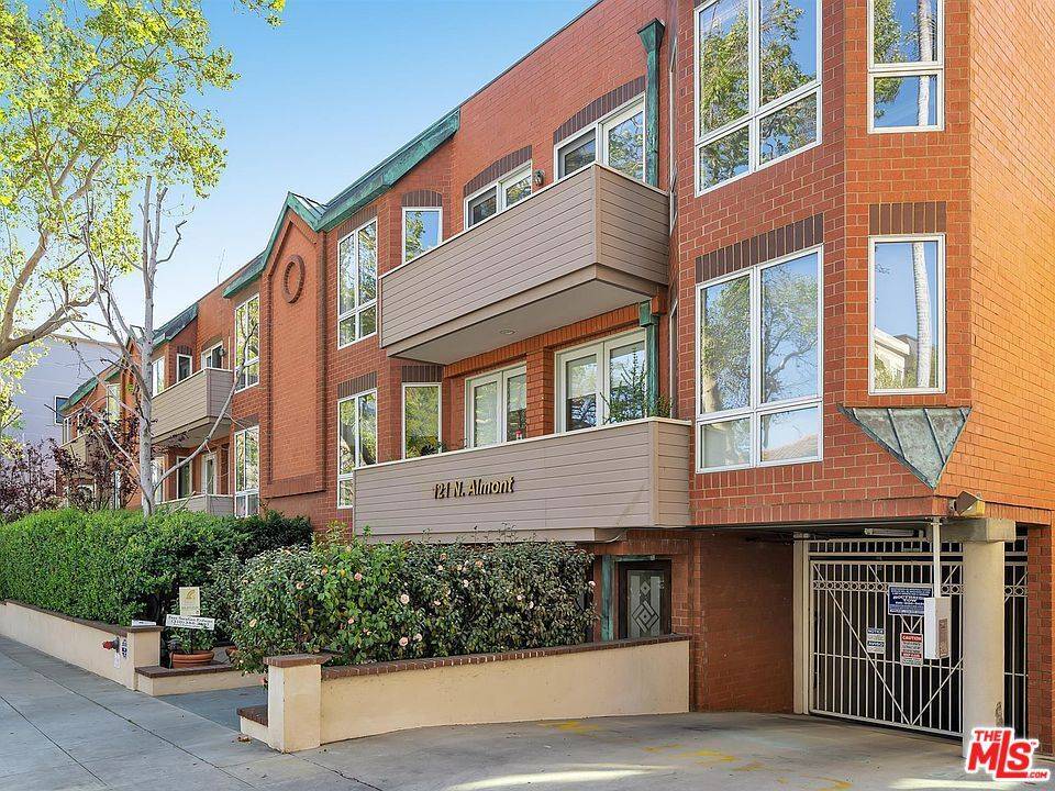 Beverly Hills, CA 90211,121 N Almont DR #203
