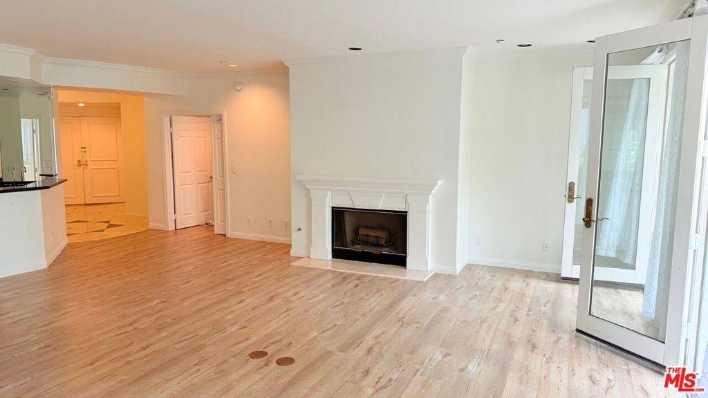Beverly Hills, CA 90211,121 N Almont DR #203