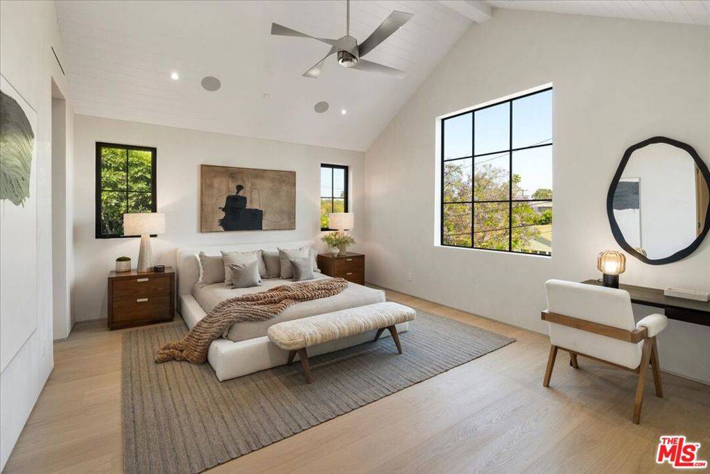 Los Angeles, CA 90049,12227 Tweed LN