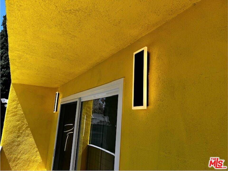 Los Angeles, CA 90038,5631 La Mirada AVE