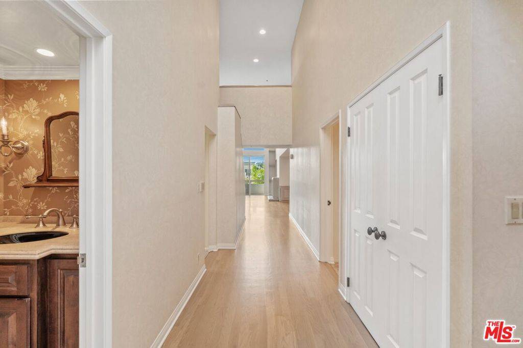Los Angeles, CA 90049,410 S Barrington AVE #401