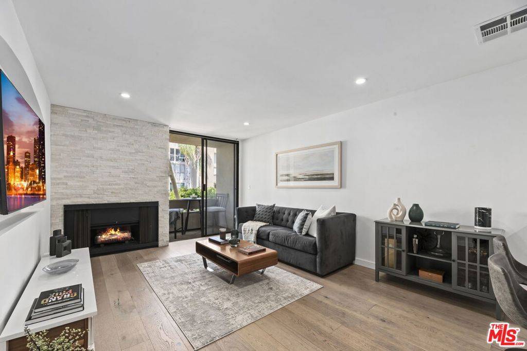 West Hollywood, CA 90069,750 N Kings RD #201