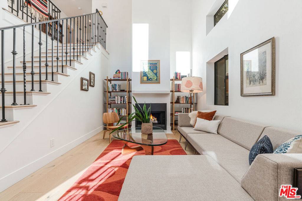 Los Angeles, CA 90027,3850 Udell CT