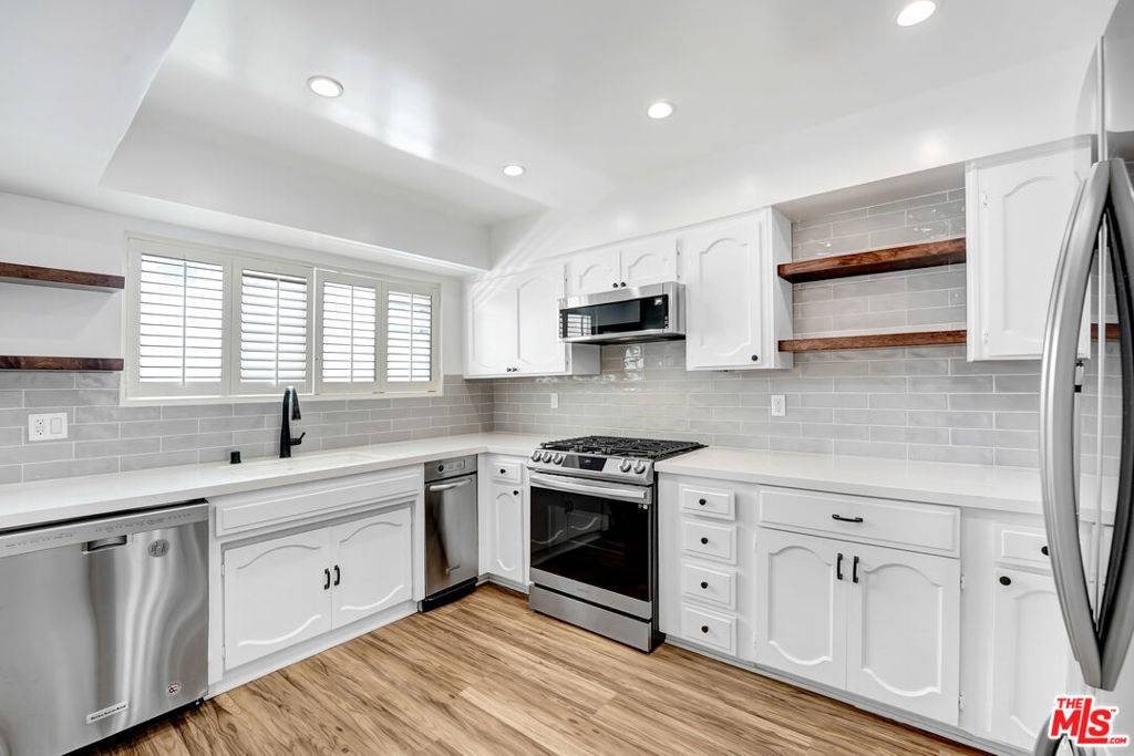 Sherman Oaks, CA 91403,4415 Saugus AVE #209