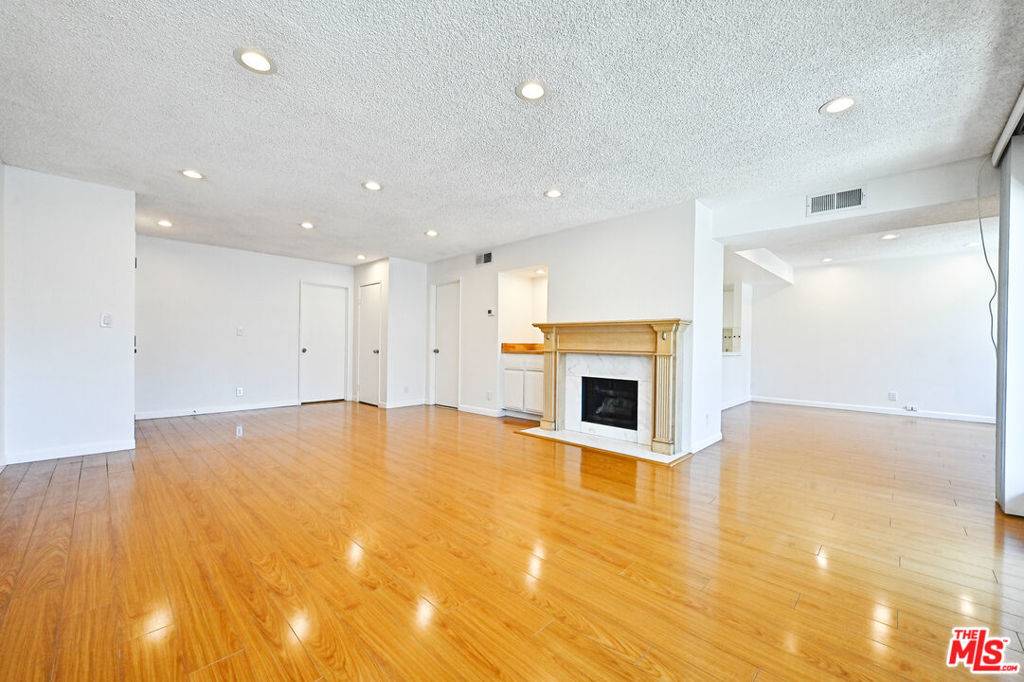 Marina Del Rey, CA 90292,4200 Via Dolce #127