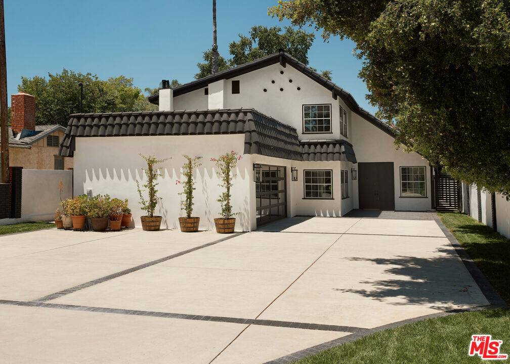 Woodland Hills, CA 91367,5271 Woodlake AVE