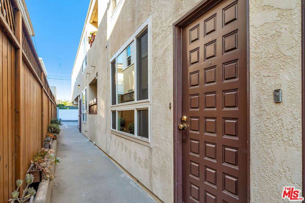 Santa Monica, CA 90403,927 21st ST #4
