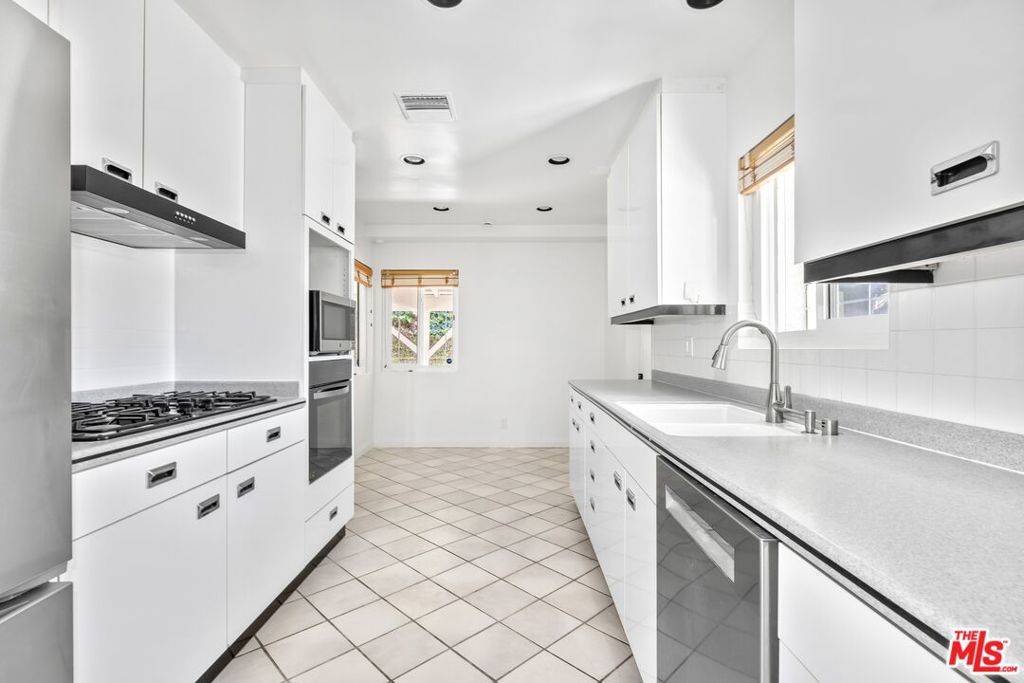 Woodland Hills, CA 91364,4509 Canoga DR
