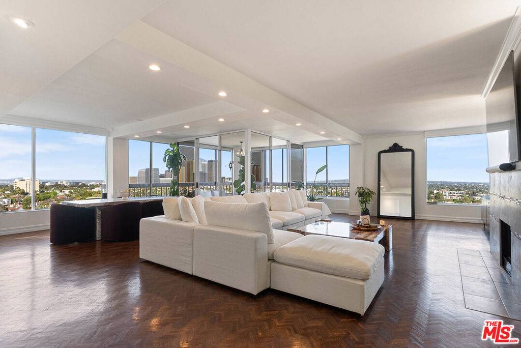 Los Angeles, CA 90024,10590 Wilshire BLVD #1502