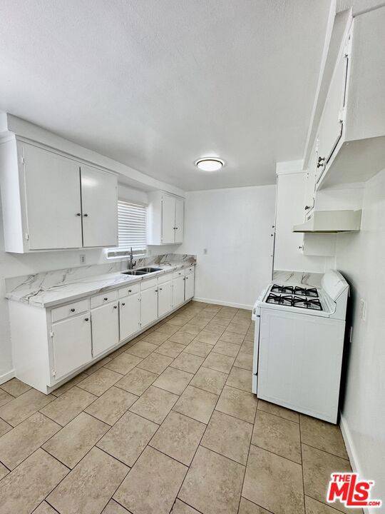 Inglewood, CA 90304,4115 W Century BLVD #1
