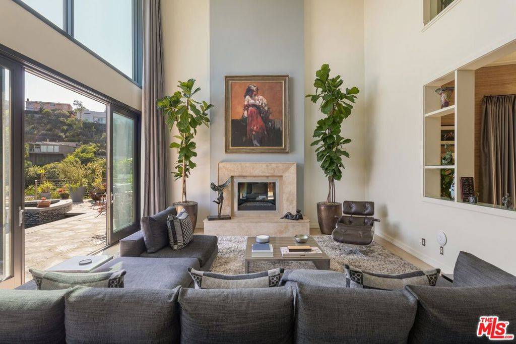 Los Angeles, CA 90069,1573 Sunset Plaza DR