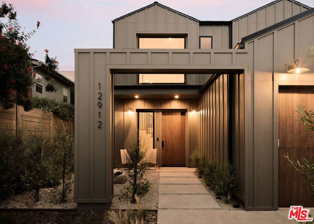 Los Angeles, CA 90066,12912 Mccune AVE
