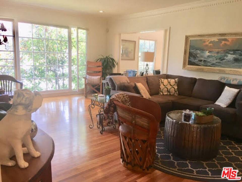 Los Angeles, CA 90048,350 S La Jolla AVE