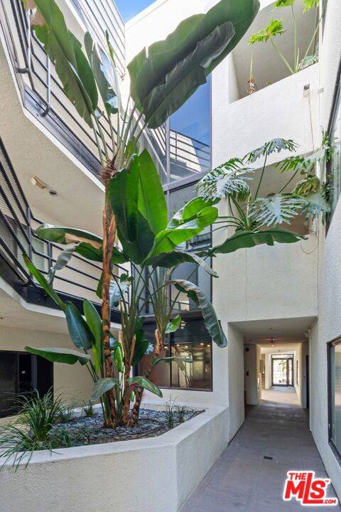 West Hollywood, CA 90069,1201 Larrabee ST #107