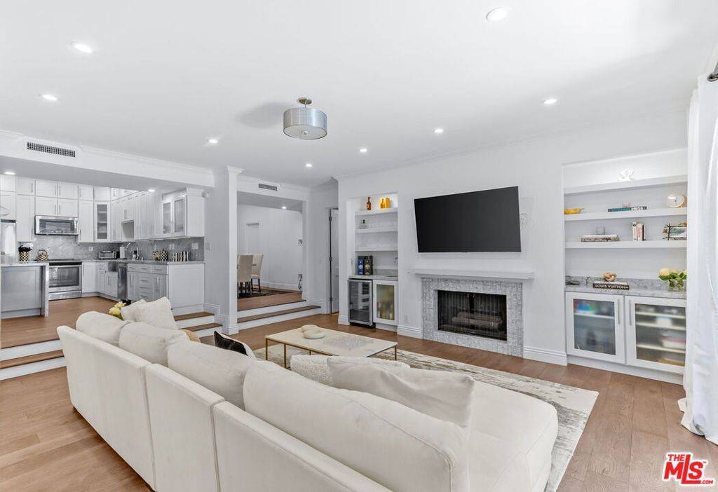 Beverly Hills, CA 90212,133 S Oakhurst #108 DR