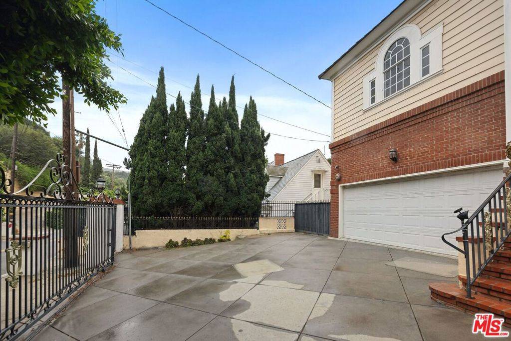 Beverly Hills, CA 90210,2431 Benedict Canyon DR