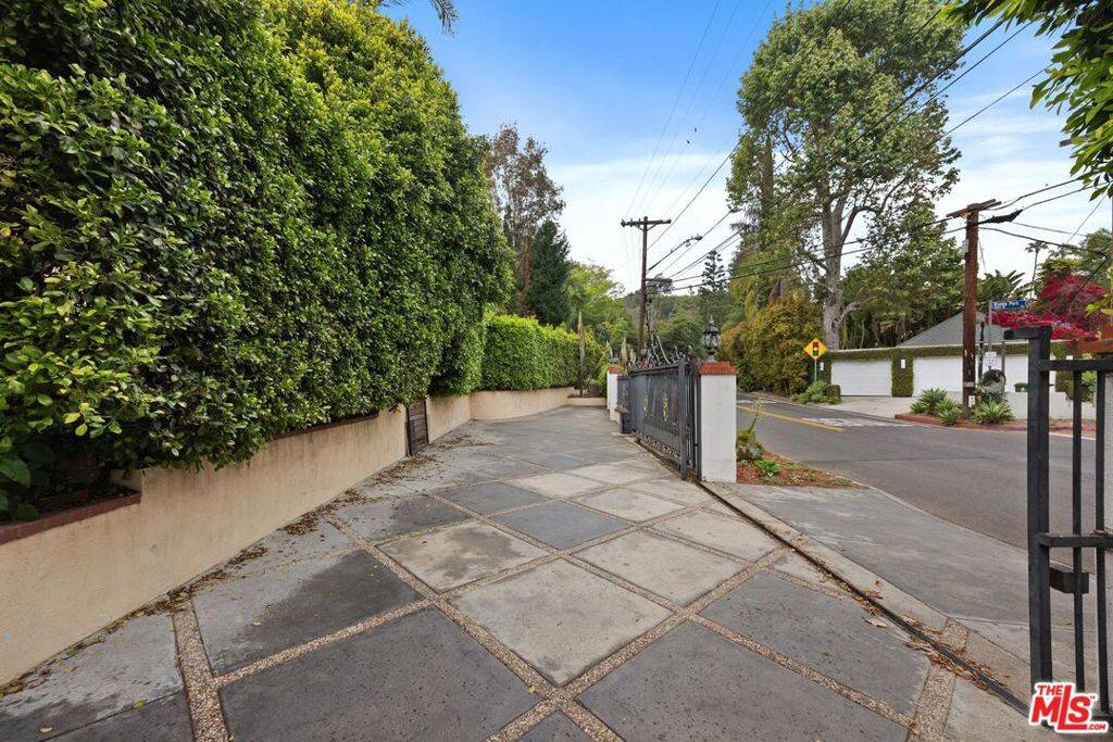 Beverly Hills, CA 90210,2431 Benedict Canyon DR