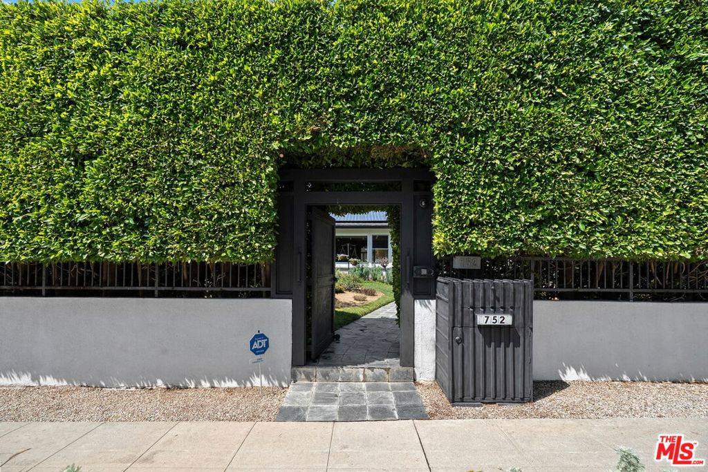 Santa Monica, CA 90402,752 25th ST