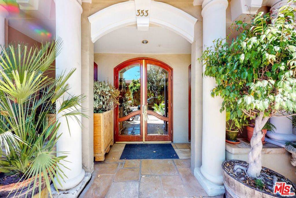 Beverly Hills, CA 90212,353 S Reeves DR #302