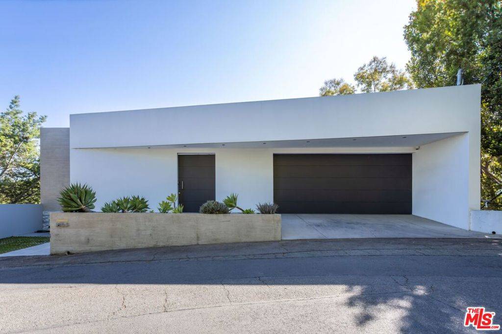 Los Angeles, CA 90069,1853 Sunset Plaza DR