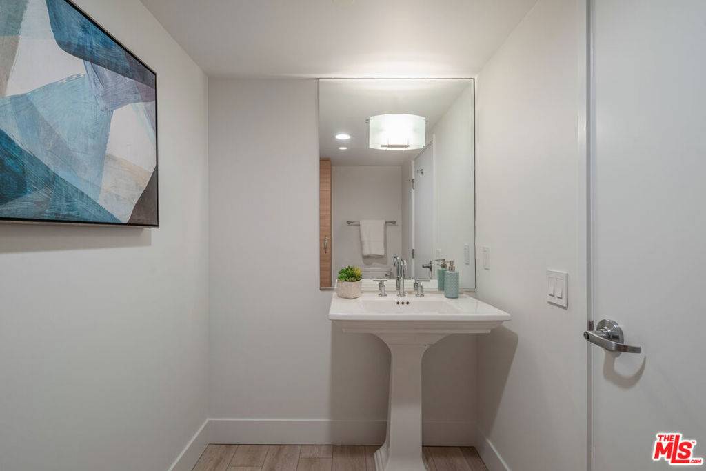 Marina Del Rey, CA 90292,13650 Marina Pointe DR #403