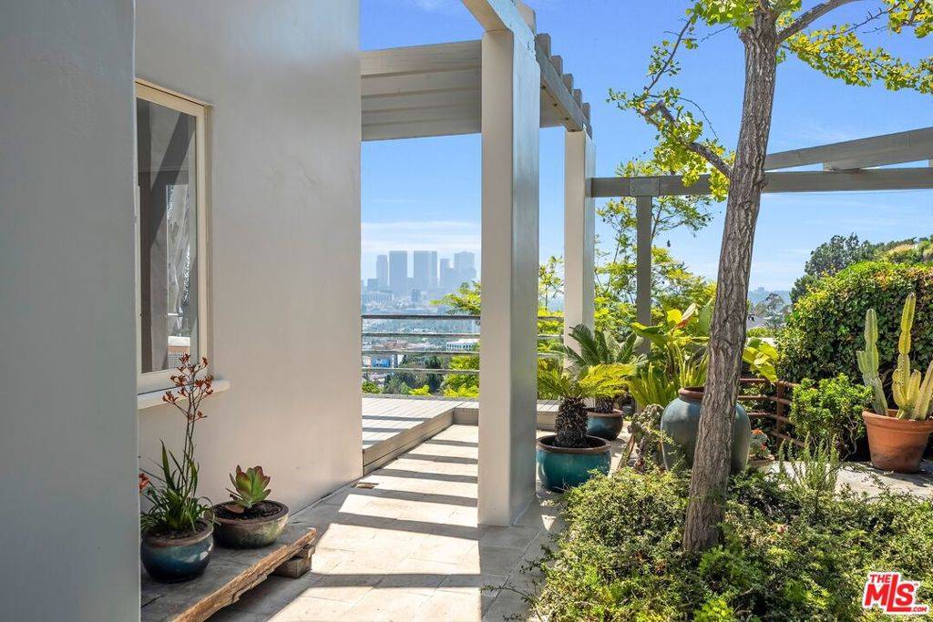 Los Angeles, CA 90069,1394 Miller DR
