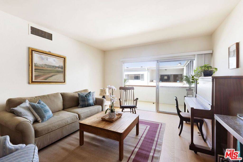 Santa Monica, CA 90403,521 Montana AVE #305