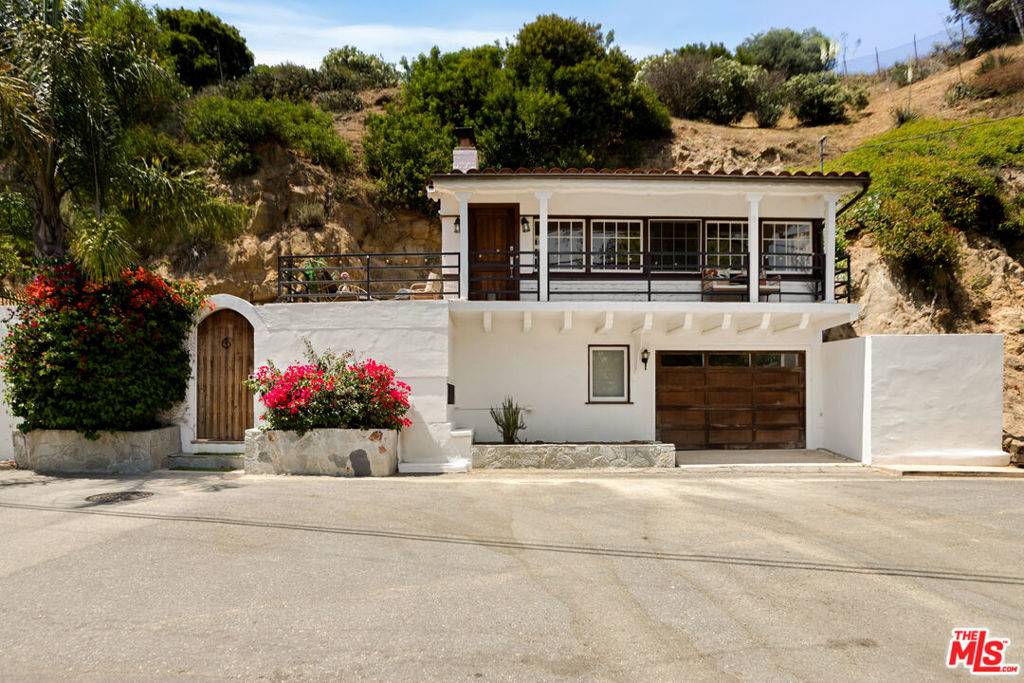 Los Angeles, CA 90068,3305 Hillock DR