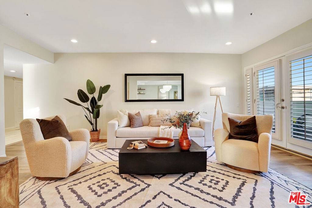 Los Angeles, CA 90049,11690 Montana AVE #207