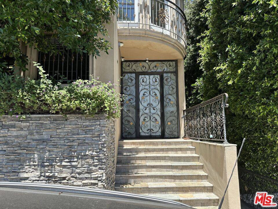 Los Angeles, CA 90068,3401 Barham BLVD #3