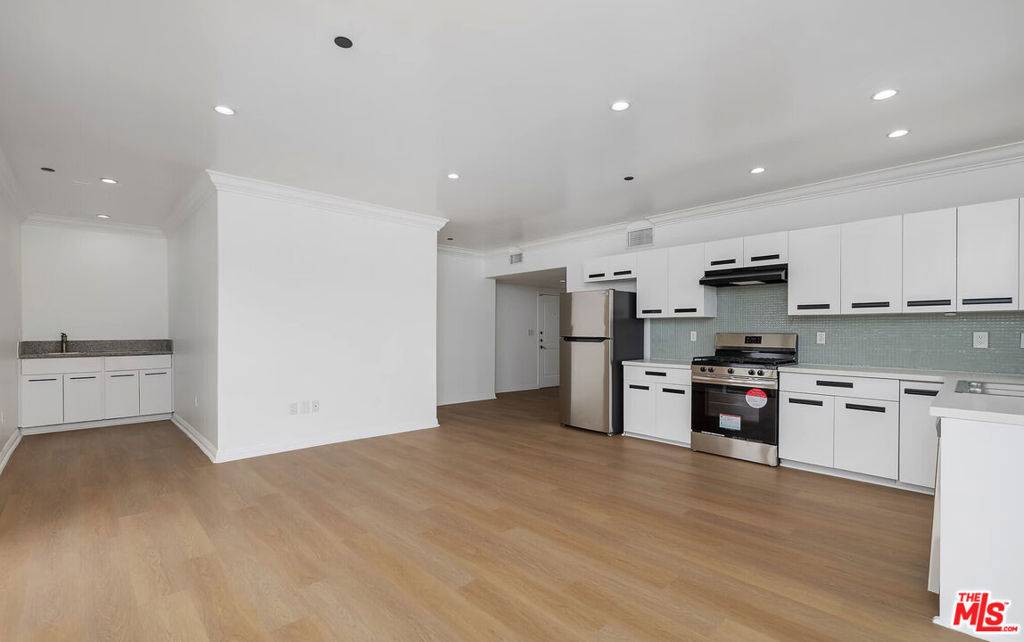 Los Angeles, CA 90035,930 S Robertson BLVD #504