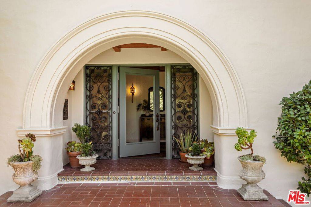 Los Angeles, CA 90068,1836 Outpost DR
