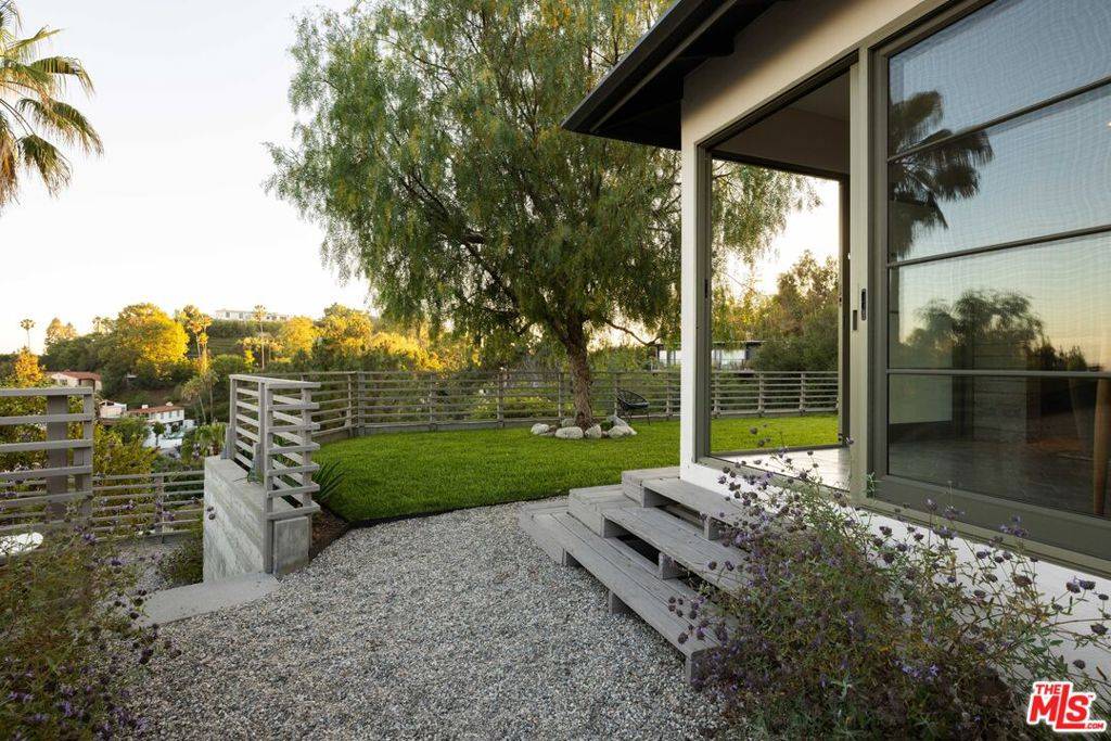Los Angeles, CA 90068,5514 Ridge Oak DR