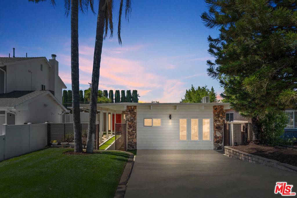 Chatsworth, CA 91311,21206 Merridy ST