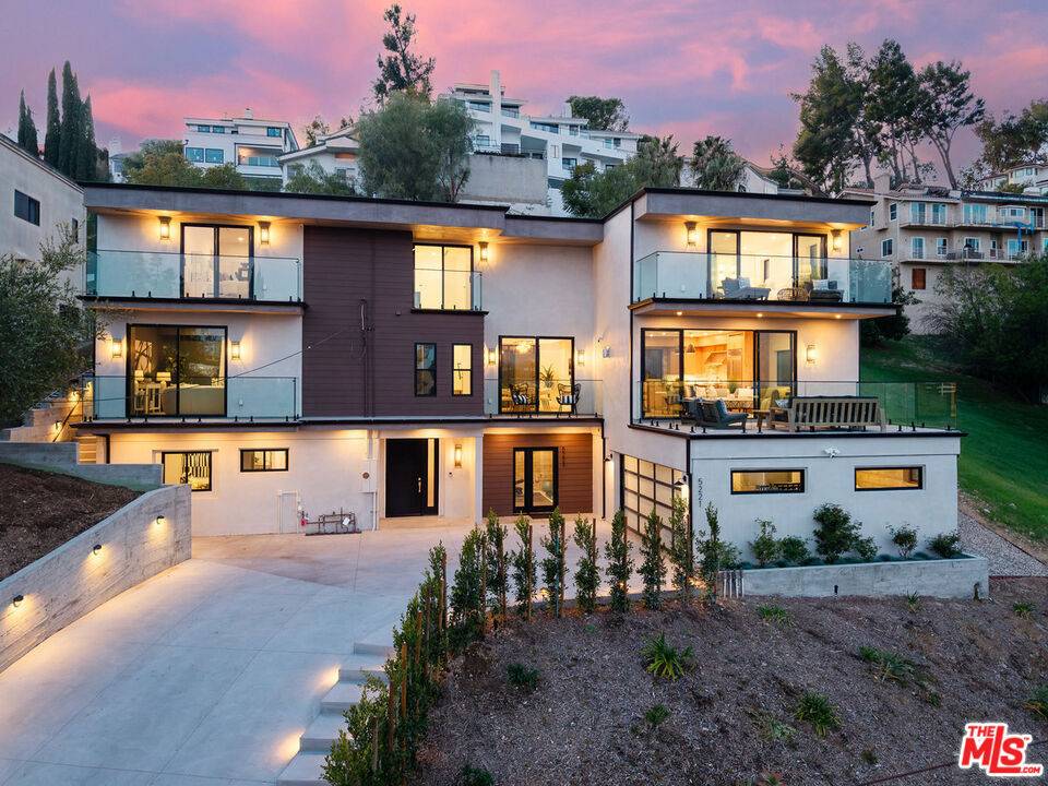 Woodland Hills, CA 91364,5221 Campo RD
