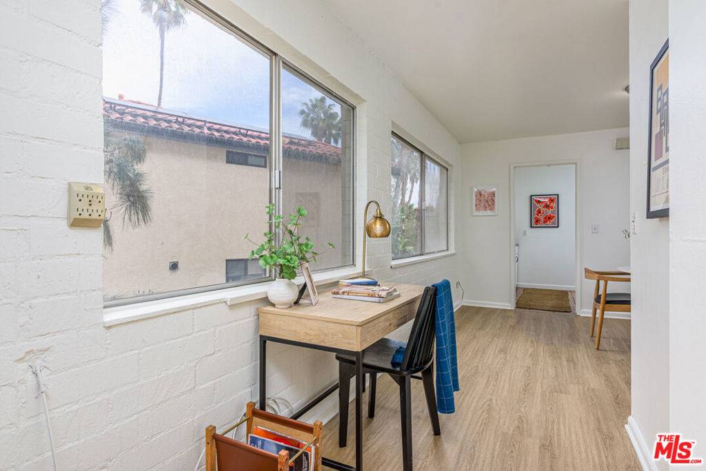Los Angeles, CA 90068,2260 N Cahuenga BLVD #305