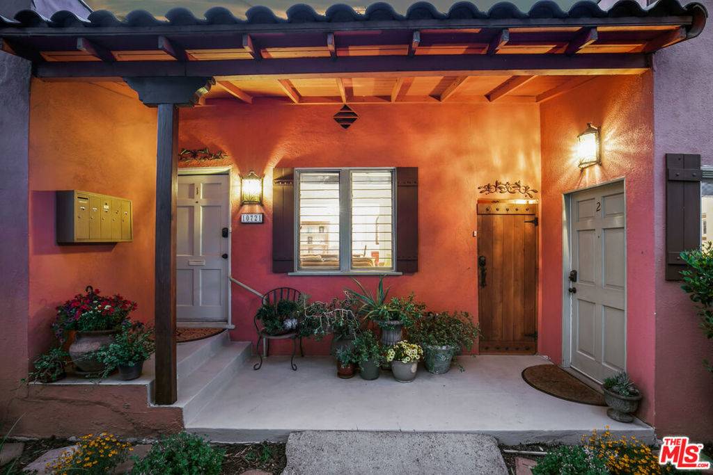 Toluca Lake, CA 91602,10721 AQUA VISTA ST #1