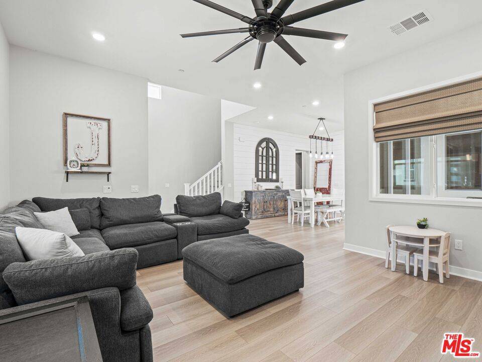 Valencia, CA 91381,27717 Knoll View PL