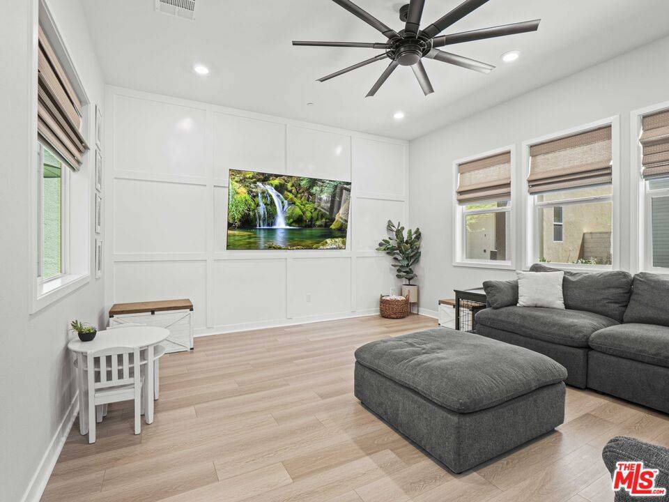 Valencia, CA 91381,27717 Knoll View PL