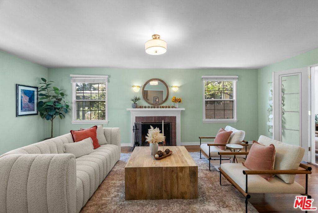 Altadena, CA 91001,867 New York DR