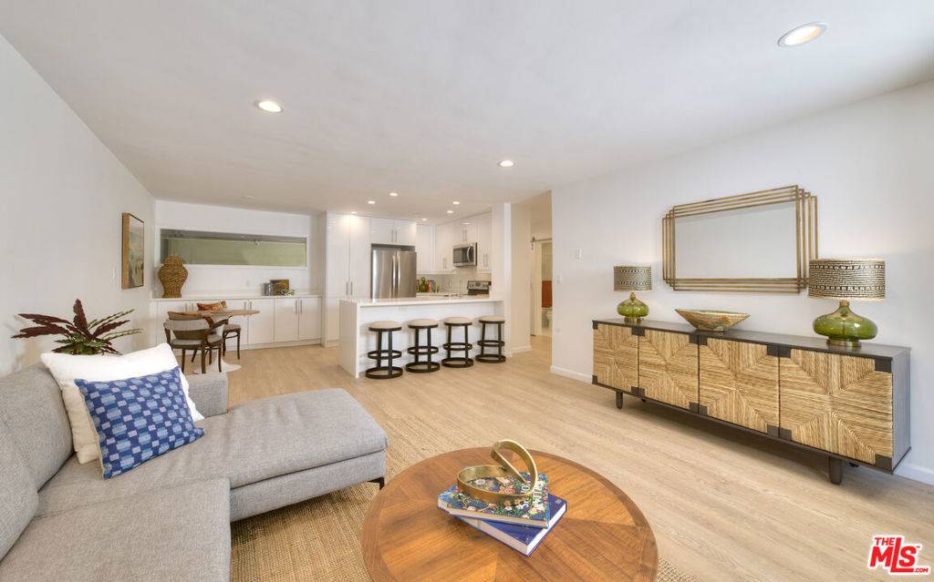 Los Angeles, CA 90049,11910 Mayfield AVE #102