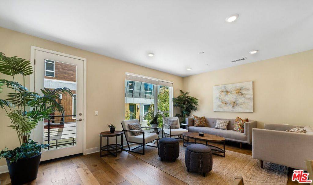 Los Angeles, CA 90068,6746 W Gill WAY