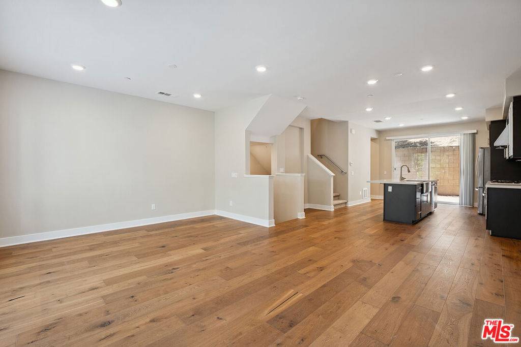 Los Angeles, CA 90068,6746 W Gill WAY