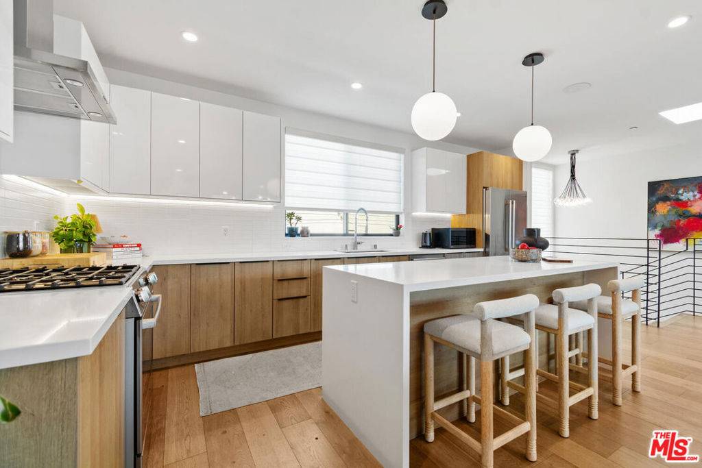 Los Angeles, CA 90029,973 N Starlight CT