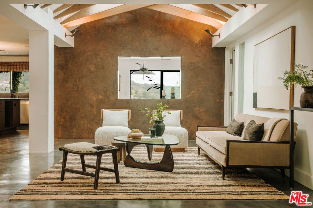 Los Angeles, CA 90049,2220 Banyan DR