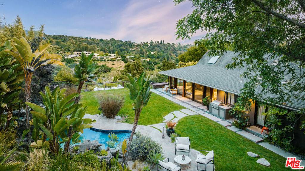 Los Angeles, CA 90049,2220 Banyan DR