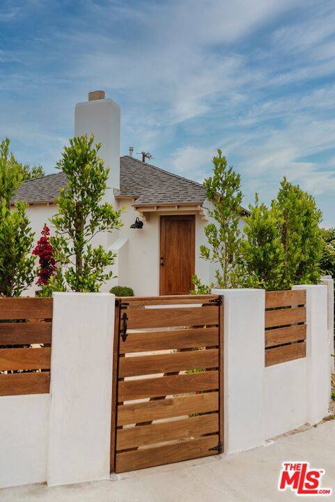 Los Angeles, CA 90016,3501 Hillcrest DR