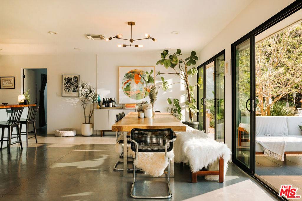 Los Angeles, CA 90049,2230 Banyan DR