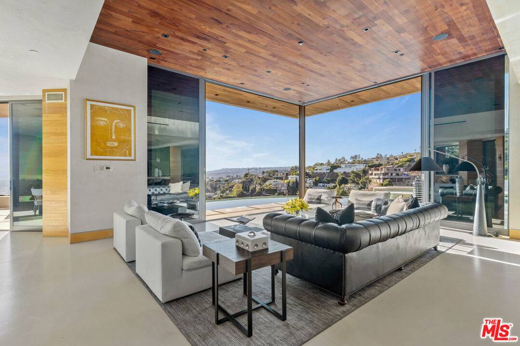 Los Angeles, CA 90069,1525 Blue Jay WAY